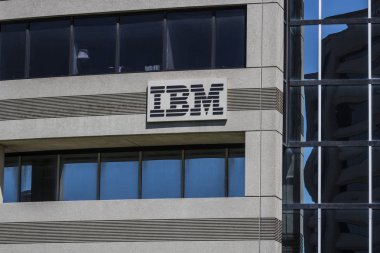 Indianapolis - Haziran 2017 yaklaşık: Ibm tabela ve logosu. Pc, Atm ve disket II International Business Machines öncülük