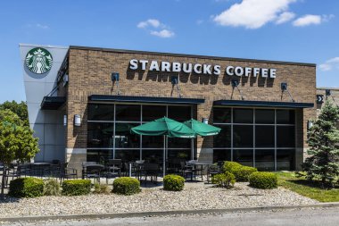Indianapolis - Haziran 2017 yaklaşık: Starbucks perakende kahve mağazası. Starbucks dahil Akademi engelli kişiler için perakende işleri XIII hazırlar.
