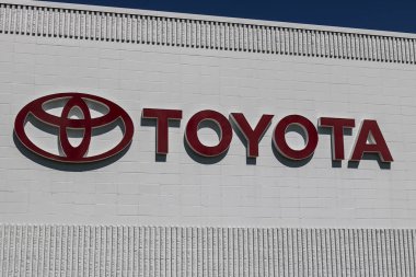 Indianapolis - Haziran 2017 yaklaşık: Toyota otomobil ve Suv Logo ve tabela. Toyota Toyota, Aichi, Japonya V Japon otomobil merkezi olduğunu