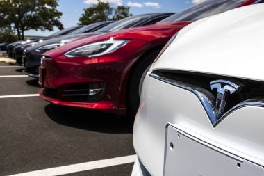 Indianapolis - Haziran 2017 yaklaşık: Tesla Motors Yerel otomobil Bayii. Tesla tasarlayıp üretmektedir Model S elektrikli sedan III