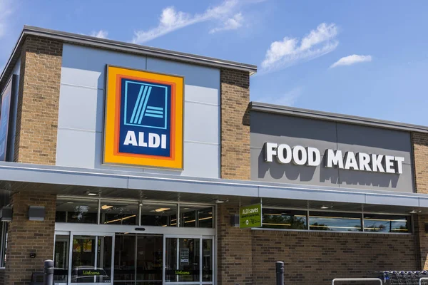 Indianapolis - cca června 2017: Sleva Aldi supermarketu. Aldi prodává řadu položek s potravinami, včetně surovin, maso & mléčné výrobky za zvýhodněné ceny Ix — Stock fotografie