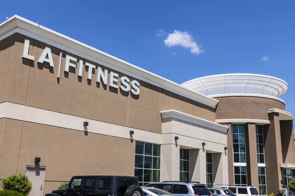 Indianapolis - Circa juni 2017: La Fitness Health Club läge. La Fitness platser har vikt utrustning, pooler och en juice bar Ii — Stockfoto