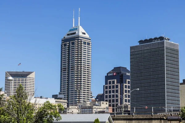Indianapolis - Circa juni 2017: Indy's Downtown Skyline op een zonnige dag met de nieuw hernoemde Salesforce toren Vii — Stockfoto