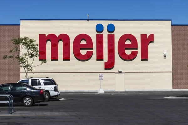 Indianápolis - Circa junio 2017: Meijer Retail Location. Meijer es un gran minorista de tipo supercentro con más de 200 ubicaciones I — Foto de Stock