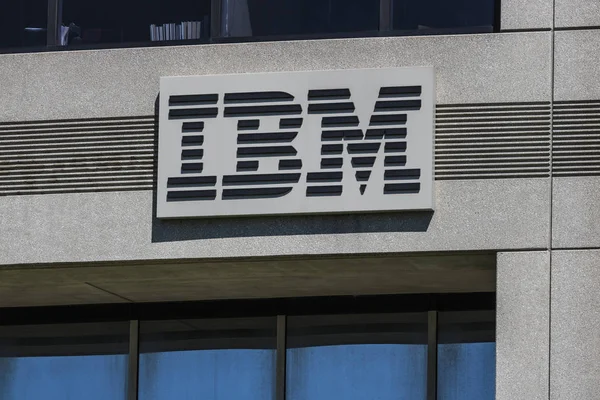 Indianapolis - Circa Juni 2017: IBM signage and logo (dalam bahasa Inggris). International Business Machines merintis PC, ATM dan disket floppy I — Stok Foto