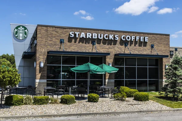 Indianapolis - omstreeks juni 2017: Starbucks koffie winkel. Starbucks opneming Academy bereidt mensen met een handicap voor retail banen Xiii — Stockfoto