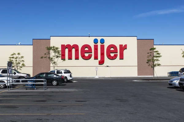 Indianapolis - cca června 2017: Meijer maloobchodní prodejny. Meijer je velké supercenter typu prodejce s více než 200 místech Ii — Stock fotografie