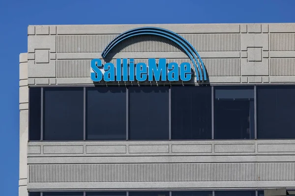 Indianapolis - Circa June 2017: Sallie Mae Customer Service Location. Sallie Mae services, and collects private education loans I — Stock Photo, Image