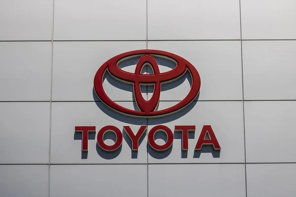 Indianápolis - Circa Junio 2017: Toyota Coche y SUV Logo y señalización. Toyota es un fabricante de automóviles japonés con sede en Toyota, Aichi, Japón IV — Foto de Stock