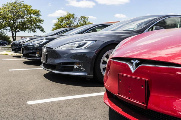 Indianapolis - Haziran 2017 yaklaşık: Tesla Motors Yerel otomobil Bayii. Tesla tasarlayıp üretmektedir Model S elektrikli sedan II
