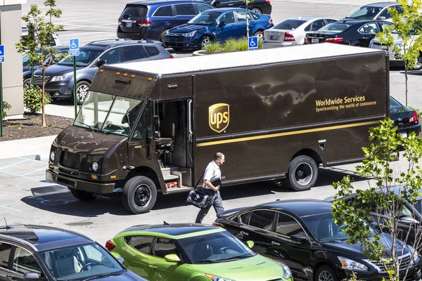 Indianapolis - Vers juin 2017 : United Parcel Service Delivery Truck. UPS est la plus grande société de livraison de colis au monde V — Photo