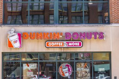 Indianapolis - Haziran 2017 yaklaşık: Dunkin'Donuts perakende satış yerini. Her gün, tüm gün durdurmak kahve için Amerika'nın favori Dunkin've pişmiş mallar VII