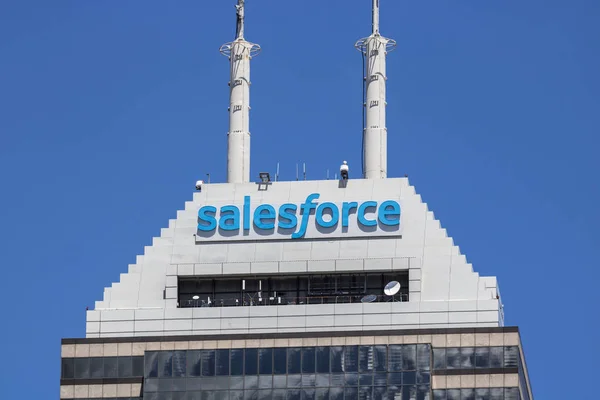 Indianapolis - Circa Ιουνίου 2017: Πρόσφατα μετονομάστηκε σε πύργο Salesforce. Salesforce.com είναι μια εταιρεία πληροφορικής σύννεφο και θα προσθέσει 800 νέες θέσεις εργασίας στην Ινδιανάπολη μου — Φωτογραφία Αρχείου