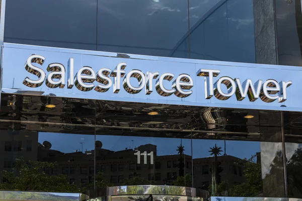 Indianápolis - Circa Junho 2017: Recentemente renomeado Salesforce Tower. Salesforce.com é uma empresa de computação em nuvem e vai adicionar 800 novos empregos para Indianápolis II — Fotografia de Stock