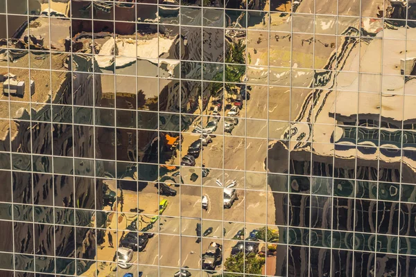 Paisaje urbano en Reflexión desde las ventanas del moderno edificio de oficinas I —  Fotos de Stock