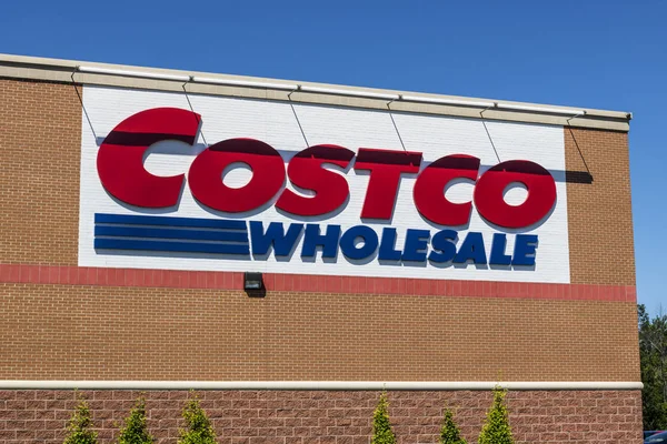 Indianápolis - Circa junio 2017: Costco Wholesale Location. Wall Street puede estar renunciando a Costco después del acuerdo con Amazon para Whole Foods IX — Foto de Stock