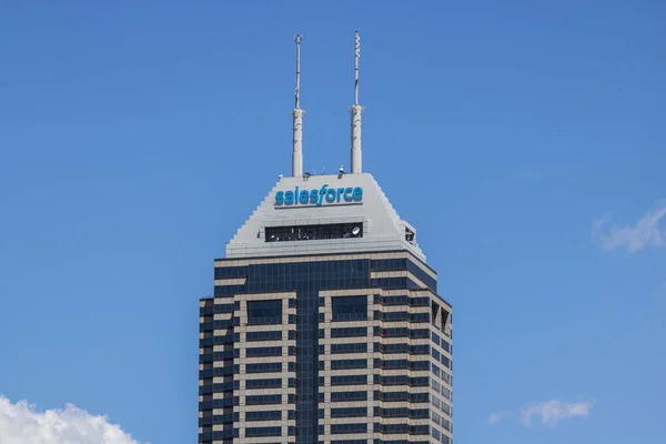 Indianapolis - Circa Juin 2017 : Récemment rebaptisé Salesforce Tower. Salesforce.com est une société de cloud computing qui ajoutera 800 nouveaux emplois à Indianapolis V — Photo