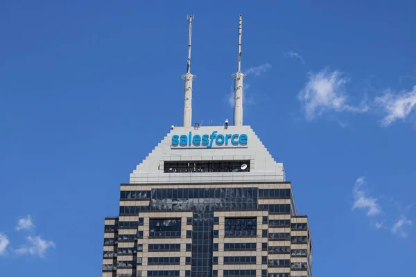 Indianapolis - Haziran 2017 yaklaşık: Son zamanlarda yeniden adlandırılmış Salesforce kulesi. Salesforce.com bir bulut bilgi işlem şirket ve 800 yeni iş Indianapolis IV için katacak — Stok fotoğraf