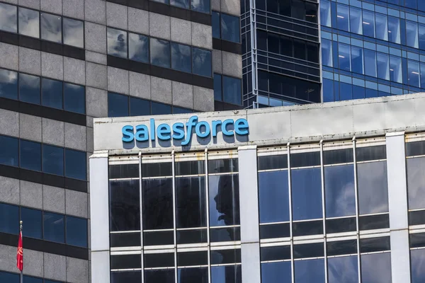 Indianapolis - Sekitar Juni 2017: Baru-baru ini berganti nama menjadi Salesforce Tower. Salesforce.com adalah perusahaan komputasi awan dan akan menambahkan 800 pekerjaan baru ke Indianapolis III — Stok Foto