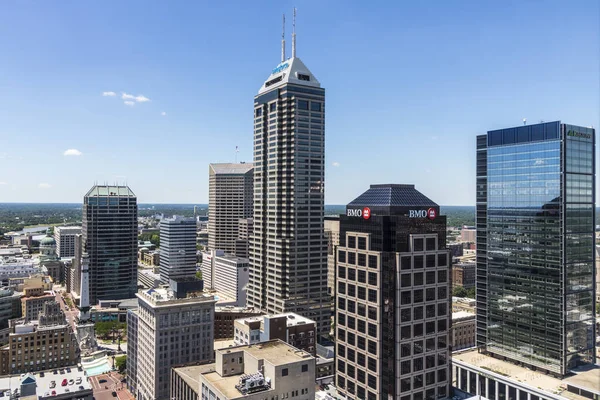 Indianapolis - Circa juni 2017: Indianapolis Downtown Skyline op een zonnige dag, met inbegrip van het Salesforce, Bmo Harris, regio's Bank, and Keybank towers Ii — Stockfoto