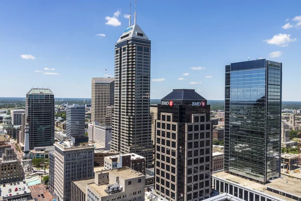 Indianapolis - Haziran 2017 yaklaşık: Indianapolis Downtown manzarası Salesforce, Bmo Harris, bölgeler Bankası ve Keybank kule III gibi güneşli bir — Stok fotoğraf