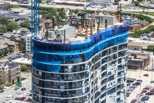 Indianapolis - Circa juni 2017: Moderne blandet brug bolig business lejlighed blok skyskraber under opførelse II - Stock-foto
