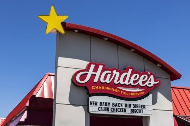 Indianapolis - Temmuz 2017 yaklaşık: Hardee's perakende satış yerini. Hardee ve Carl's Jr olan yan kuruluşları Cke restoranları V