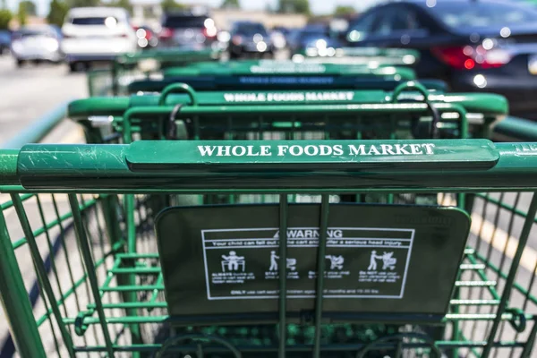 Indianápolis - Circa Julio 2017: Whole Foods Market. Amazon anunció un acuerdo para comprar Whole Foods por $13.7 mil millones I — Foto de Stock