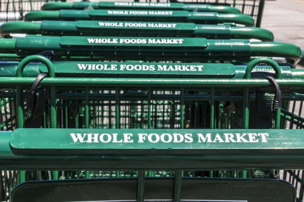 Indianápolis - Circa Julio 2017: Whole Foods Market. Amazon anunció un acuerdo para comprar Whole Foods por $13.7 mil millones II — Foto de Stock