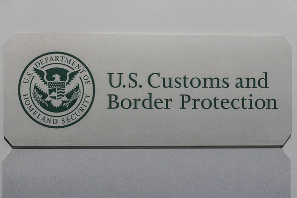 Indianápolis - Circa Julio 2017: U.S. Customs and Border Protection Revenue Division. CBP es una agencia federal de aplicación de la ley del Departamento de Seguridad Nacional I de EE.UU. — Foto de Stock