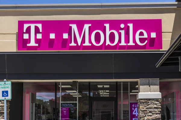 Indianápolis - Circa julio 2017: T-Mobile Retail Wireless Store. Deutsche Telekom es el accionista mayoritario de T-Mobile VIII — Foto de Stock