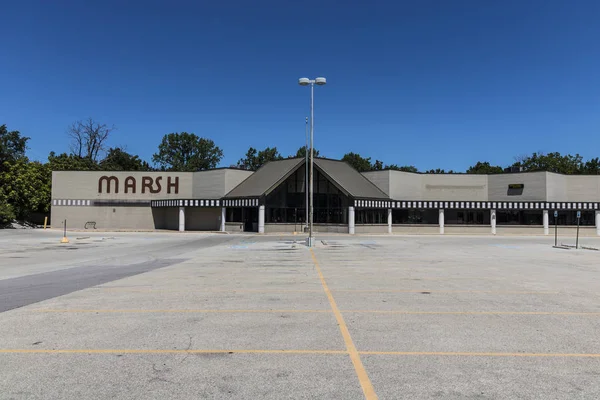 Indianápolis - Circa Julio 2017: Supermercado y tienda de comestibles recientemente cerrados Marsh. En mayo de 2017, Marsh solicitó el Capítulo 11 de Protección Concursal I — Foto de Stock