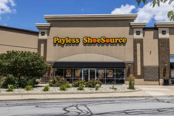 Kokomo - Circa junio 2017: Payless ShoeSource Retail Strip Mall Ubicación. Payless ShoeSource vende zapatos con descuento y es propiedad privada de Blum Capital II — Foto de Stock