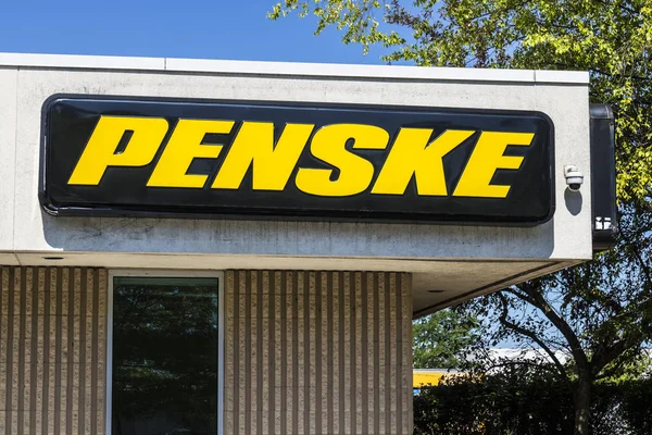 Indianapolis - Circa juli 2017: Logotypen och skyltning av Penske Truck Leasing. Penske hyr ut lastbilar, äger racing team och auto återförsäljare jag — Stockfoto