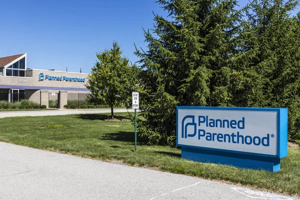 Indianapolis - Circa July 2017: Planned Parenthood Location. Planned Parenthood Provides Reproductive Health Services in the US VIII — Stock Photo, Image