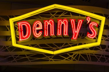 Las Vegas - Temmuz 2017 yaklaşık: Neon Logo ve tabela bir Denny's Coffee Shop. Denny's America's Diner Vi olduğunu
