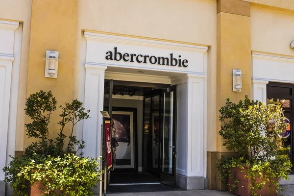 Las Vegas - Circa julio 2017: Abercrombie & Fitch Clothing Store. Abercrombie & Fitch es un minorista que se centra en ropa casual para jóvenes consumidores II — Foto de Stock