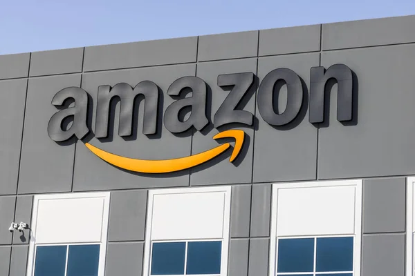 लास वेगास सुमारे जुलै 2017 : Amazon.com फुलफिलमेंट सेंटर. अॅमेझॉन ही अमेरिकेतील सर्वात मोठी इंटरनेट आधारित रेटायलर कंपनी आहे. — स्टॉक फोटो, इमेज