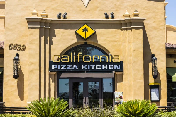 Las Vegas - Circa Julio 2017: California Pizza Kitchen Casual Restaurant. CPK sirve pizzas innovadoras como BBQ y BLT I —  Fotos de Stock