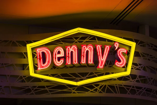 Las Vegas - Circa July 2017: Neon Logo and signage of a Denny's Coffee Shop. Denny's is America's Diner VI — Stock Photo, Image