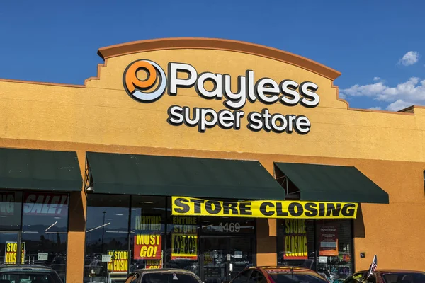 Las Vegas - Circa July 2017: Payless ShoeSource Retail Strip Mall Location. Payless ShoeSource sells shoes at a discount and is privately held by Blum Capital IV — Stock Photo, Image
