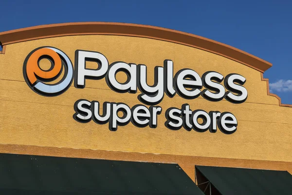 Las Vegas - Circa julio 2017: Payless ShoeSource Retail Strip Mall Location. Payless ShoeSource vende zapatos con descuento y es propiedad privada de Blum Capital III — Foto de Stock