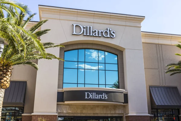 Las Vegas - około lipca 2017: Dillard's detalicznego Mall lokalizacji. Dillard's jest łańcuch dom towarowy z 330 przechowuje I — Zdjęcie stockowe