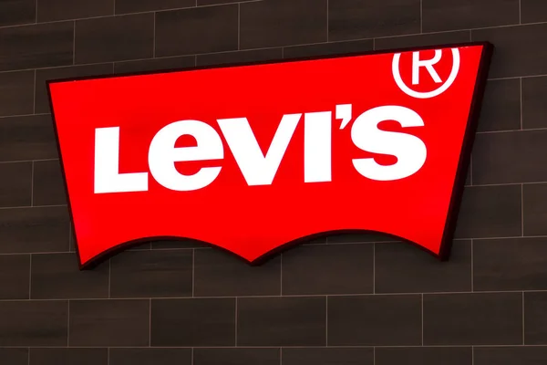 Las Vegas - Circa Julho 2017: Levi Strauss & Co. Signage and Logo. Levis têm sido um americano calças e roupas grampo desde 1853 I — Fotografia de Stock