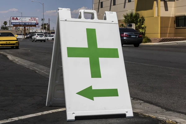 Las Vegas - Circa julio 2017: Cruz Verde signo. La cruz verde es un símbolo común utilizado en la comunidad de la marihuana. Varios estados han legalizado la marihuana para uso recreativo II —  Fotos de Stock