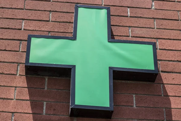 Las Vegas - Circa julio 2017: Cruz Verde signo. La cruz verde es un símbolo común utilizado en la comunidad de la marihuana. Varios estados han legalizado la marihuana para uso recreativo IV — Foto de Stock