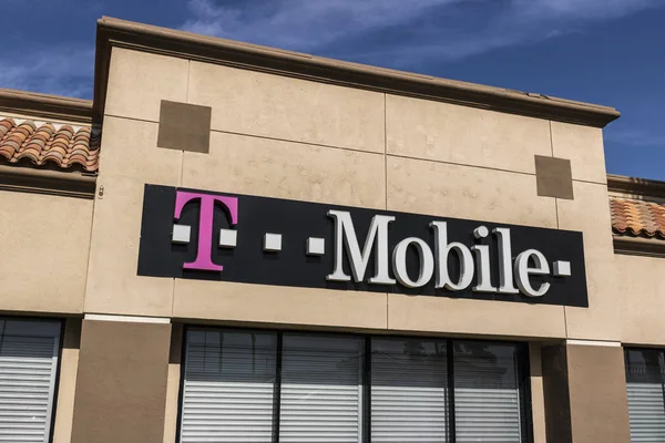 Las Vegas - Circa julio 2017: T-Mobile Retail Cellular Wireless Store. Deutsche Telekom es accionista mayoritario de T-Mobile IX — Foto de Stock