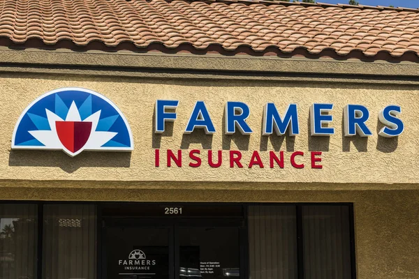 Las Vegas - Circa Julio 2017: Farmers Insurance Group Agent Location. Agricultores proporcionan seguro de hogar, vida y automóvil III — Foto de Stock