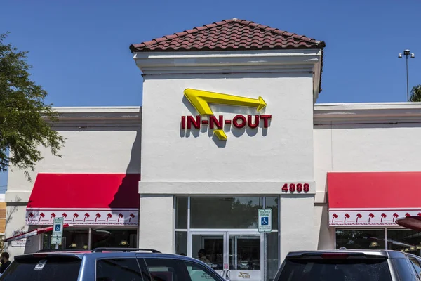 Las Vegas - około lipca 2017: In-N-Out Burger szybkiej lokalizacji. W-N-Out jest niezwykle popularny w regionie nas Iv — Zdjęcie stockowe