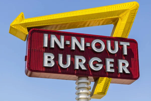 Las Vegas - Circa Julio 2017: In-N-Out Burger Fast Food Location. In-N-Out es increíblemente popular en el suroeste de los Estados Unidos VI — Foto de Stock